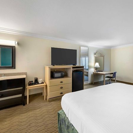 Best Western Harbour Inn & Suites Huntington - Sunset Beach Exterior foto