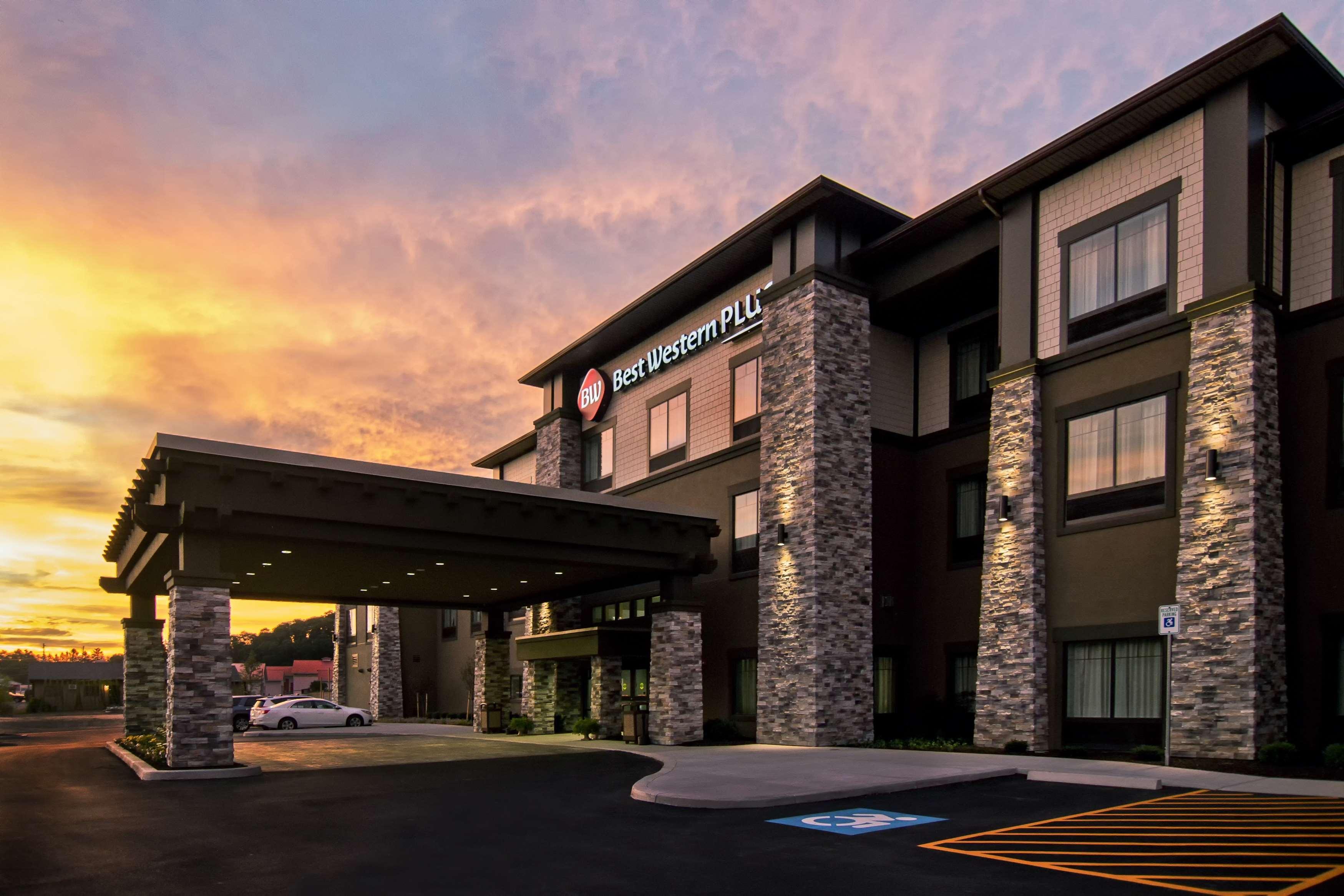 Best Western Harbour Inn & Suites Huntington - Sunset Beach Exterior foto
