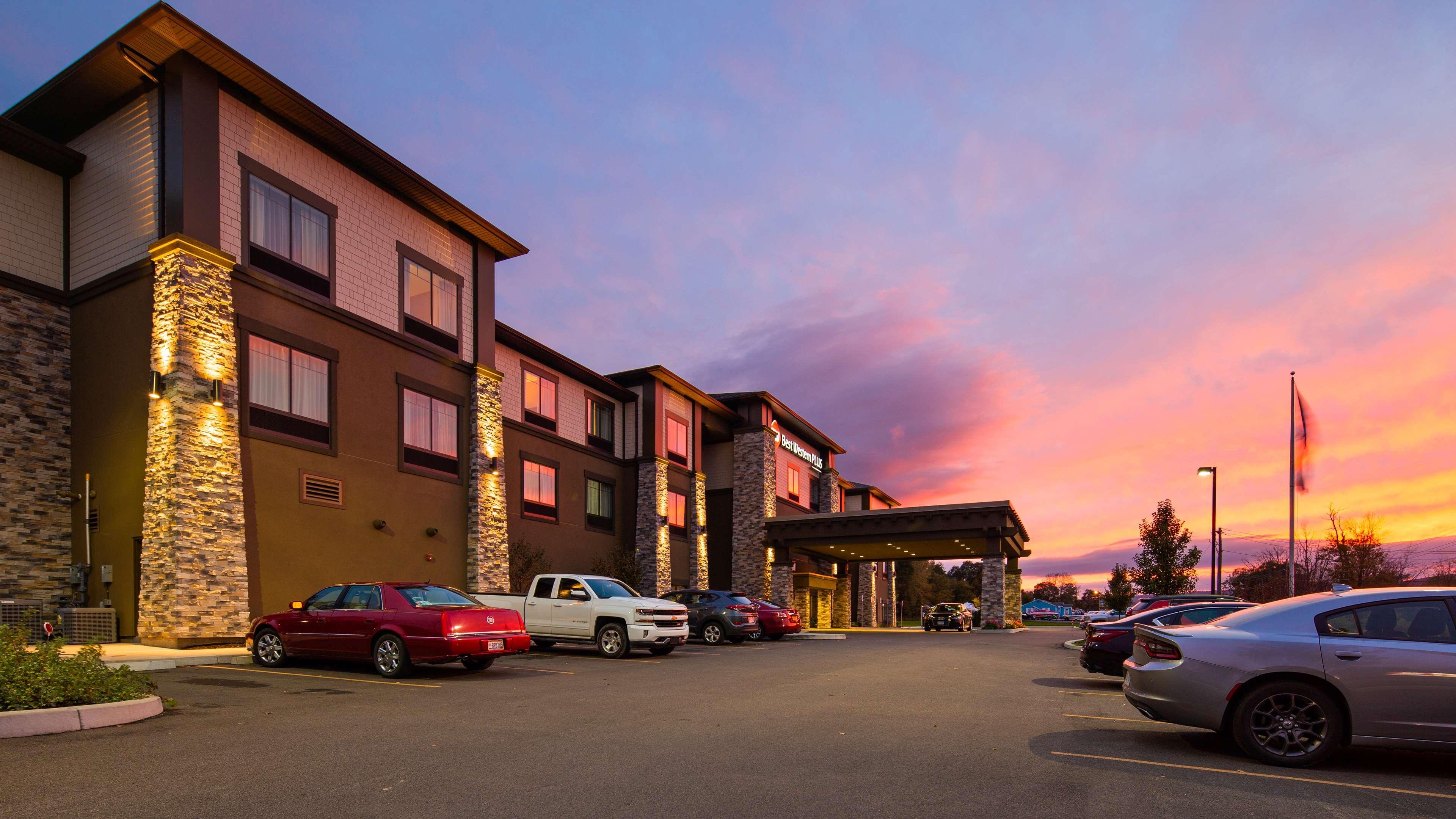 Best Western Harbour Inn & Suites Huntington - Sunset Beach Exterior foto