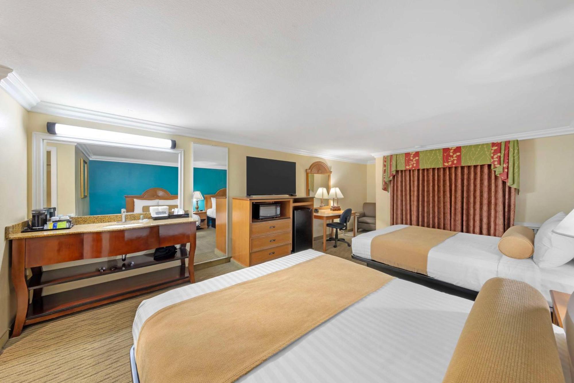 Best Western Harbour Inn & Suites Huntington - Sunset Beach Exterior foto
