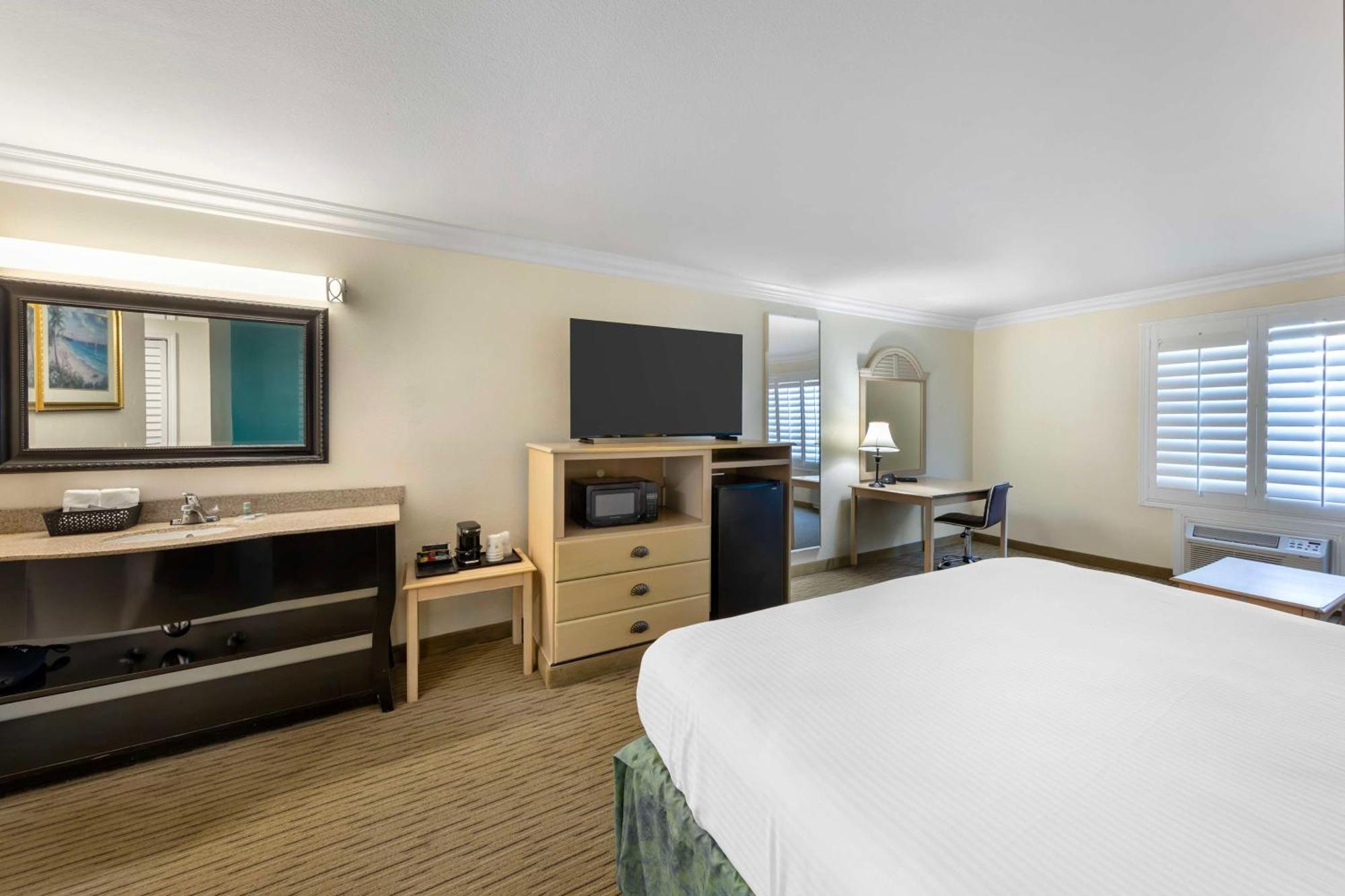 Best Western Harbour Inn & Suites Huntington - Sunset Beach Exterior foto