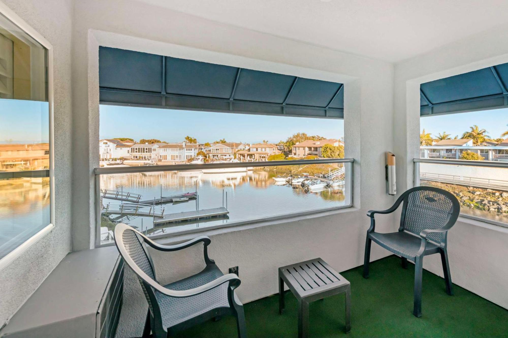 Best Western Harbour Inn & Suites Huntington - Sunset Beach Exterior foto